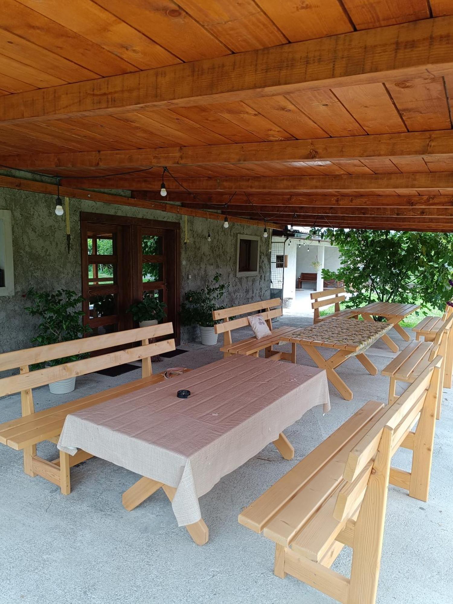 Balabani Local Stay Golubovci Exterior foto